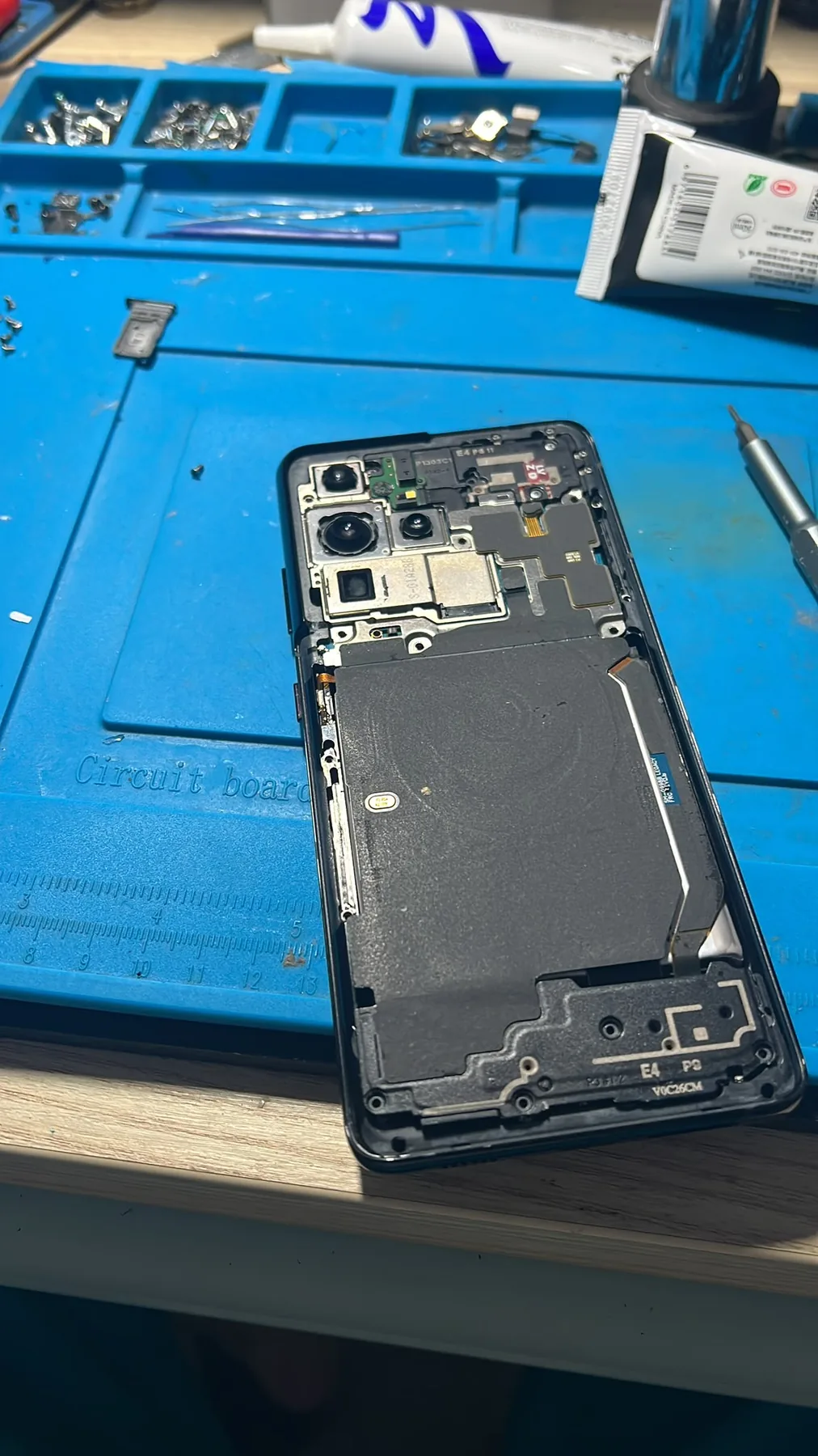 Photo réelle d’une intervention sur iPhone réalisée à l’atelier Badiphone à Hellemmes-Lille.